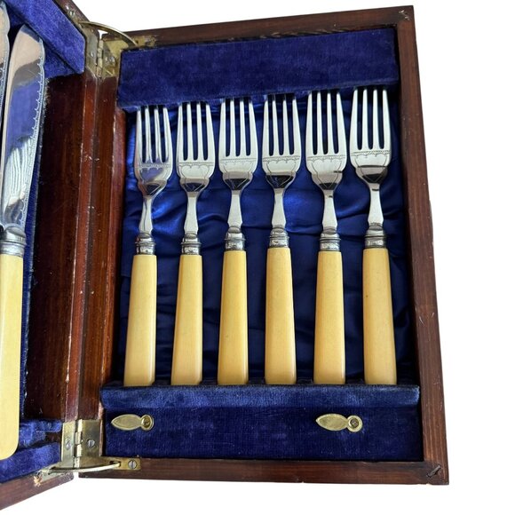 Vintage Fish Seafood Cutlery Set With Lined Box 6 Knives 6 Forks Etched Details - Picture 2 of 16